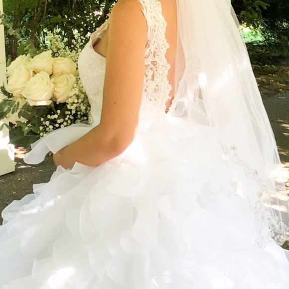 Ballgown ruffles lace v neck wedding dress - Picture 2 of 6